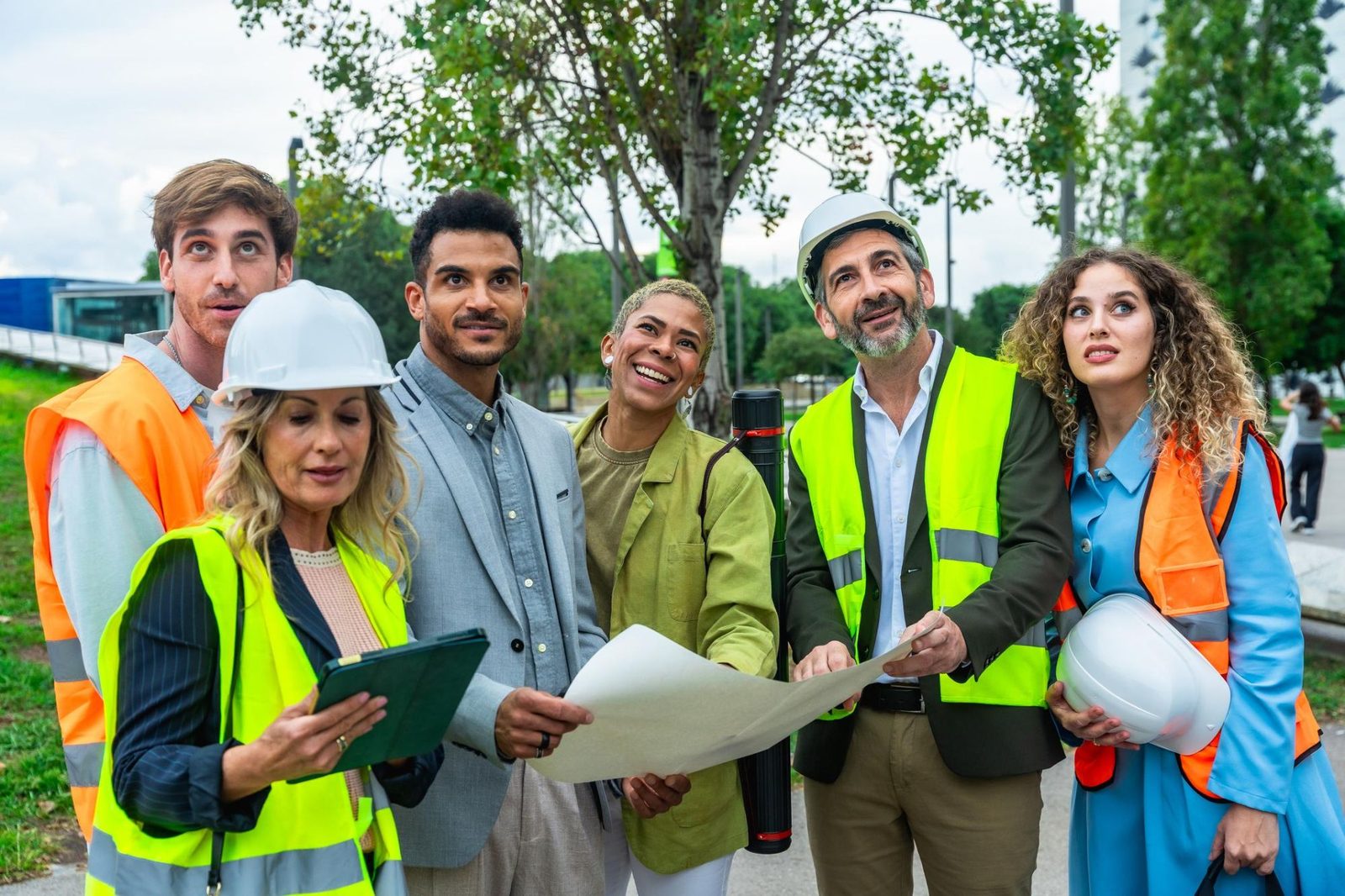 Equipo de profesionales en una obra revisando un plano